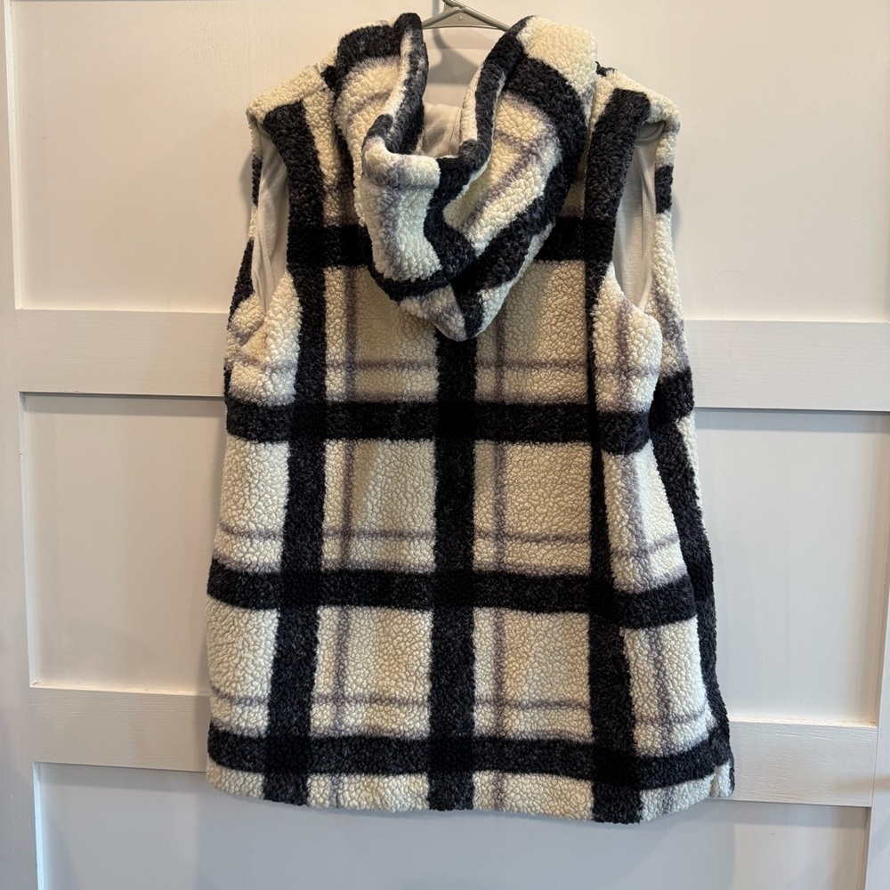 Black and Cream XL Sherpa Vest - Picture 6 of 7